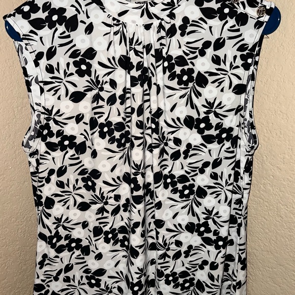 Gently used Women’s Sleeveless blouse. - Picture 6 of 6